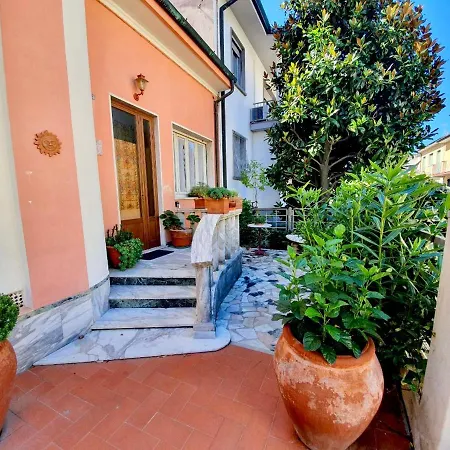 Josephine's 1 Rum i privatbostad Viareggio